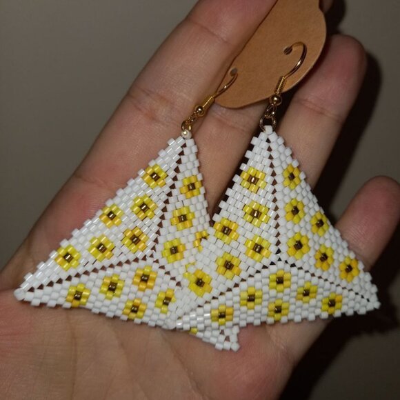 ✨ New Handmade Earrings with yellow flowers – Peyote Triangle Style ✨ - Picture 1 of 1